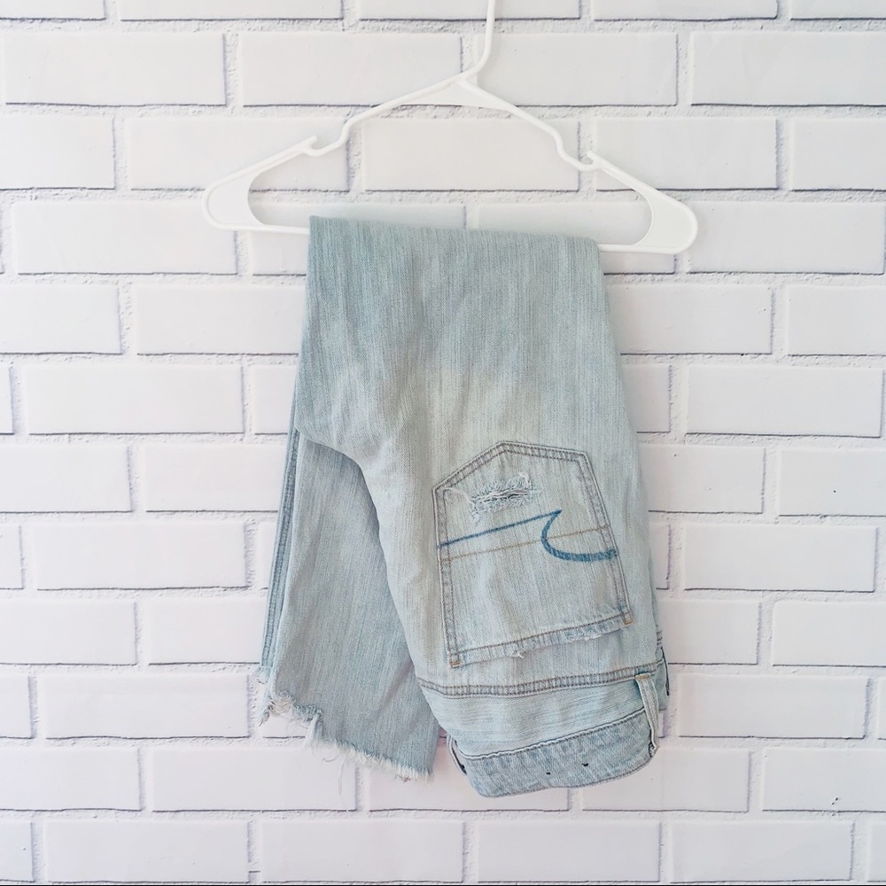 American Eagle Distressed Tomgirl Jeans size 8